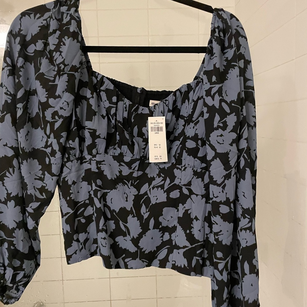 Abercrombie & Fitch Black and Blue Floral Crop Top - Picture 4 of 4